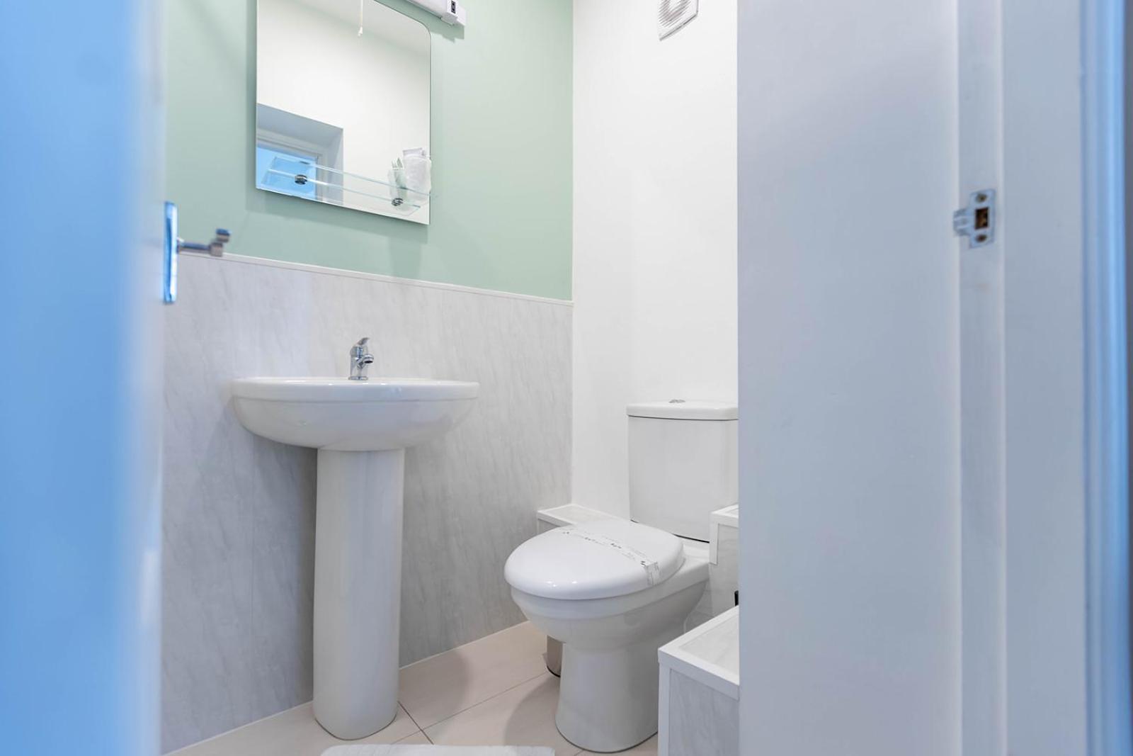 Windermere Studio Rooms - With Free Car Parking Onsite Екстер'єр фото