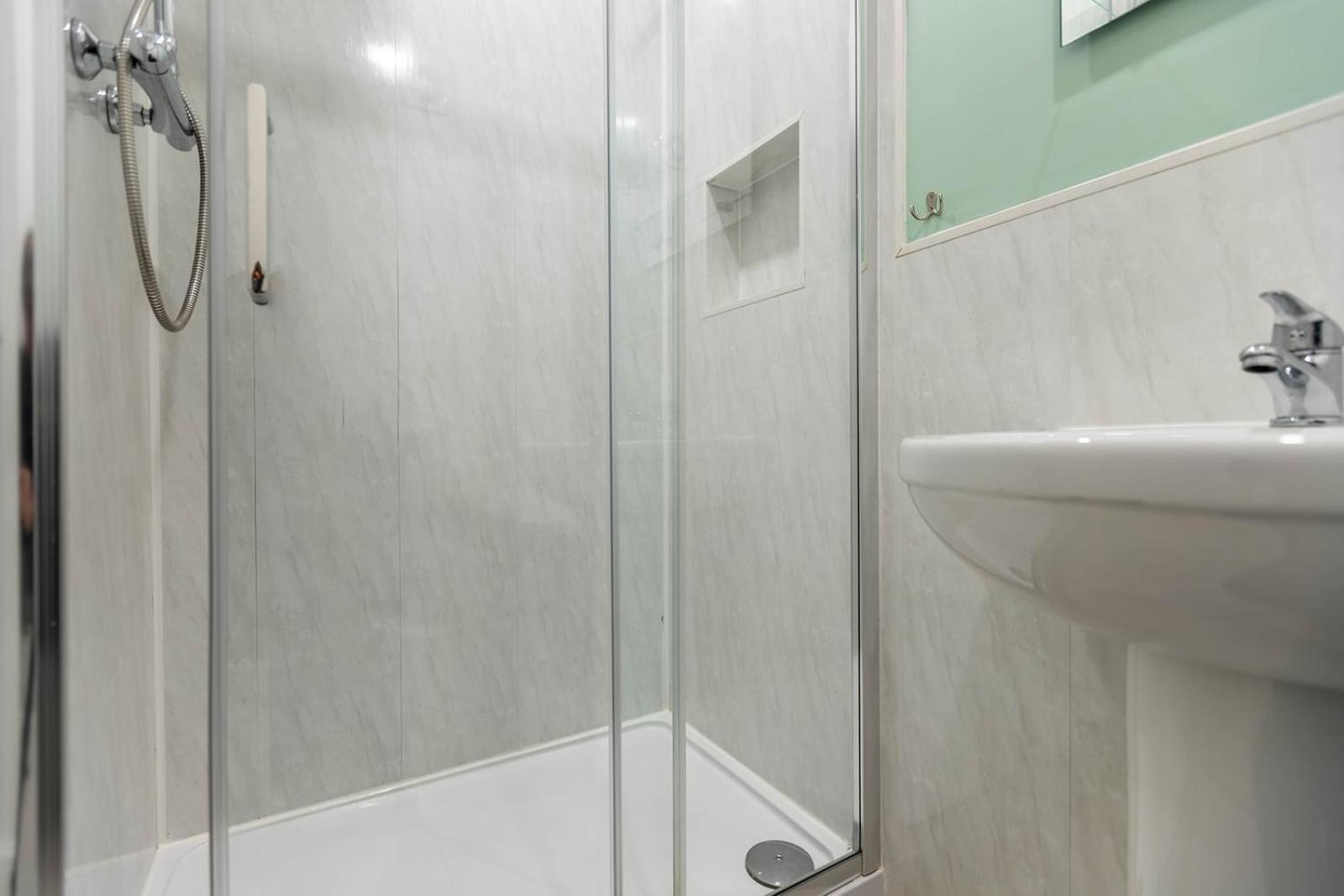 Windermere Studio Rooms - With Free Car Parking Onsite Екстер'єр фото