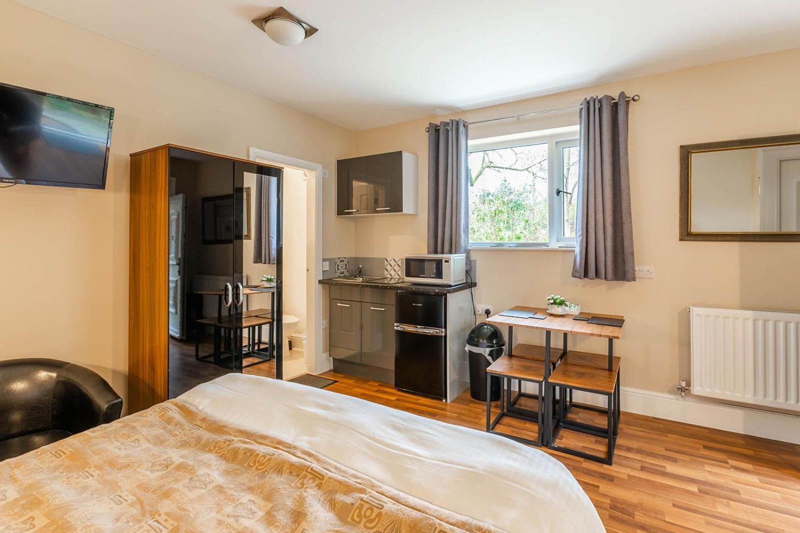 Windermere Studio Rooms - With Free Car Parking Onsite Екстер'єр фото