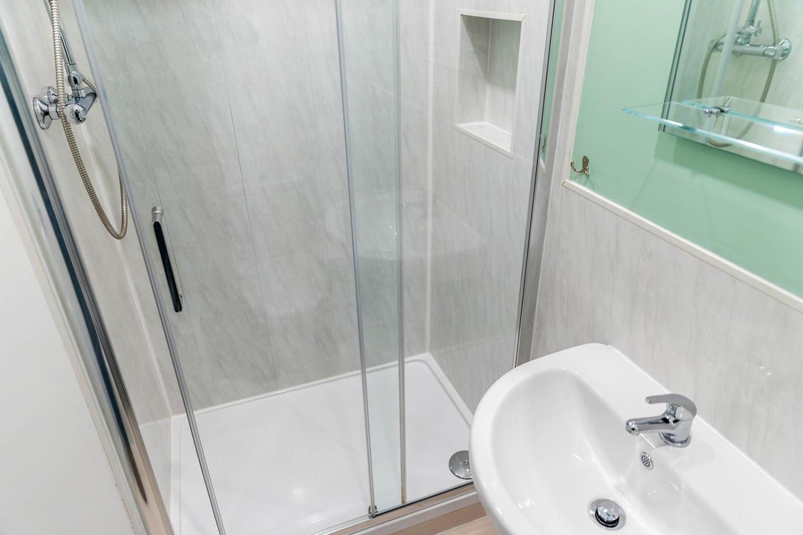 Windermere Studio Rooms - With Free Car Parking Onsite Екстер'єр фото