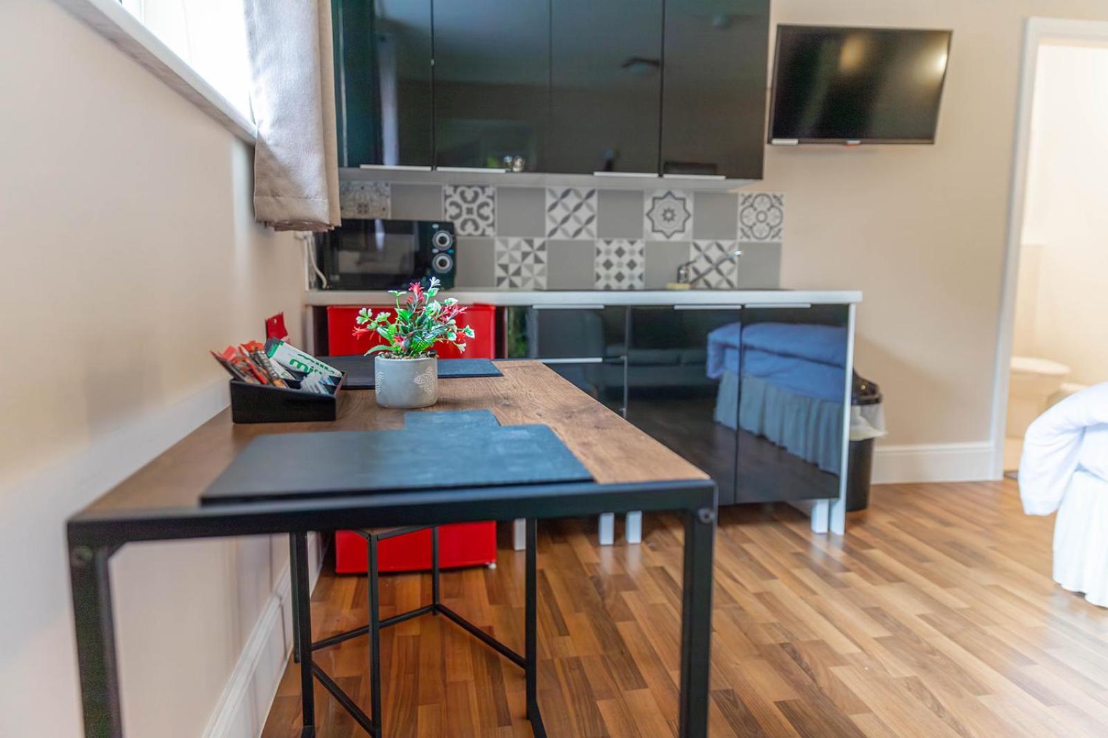 Windermere Studio Rooms - With Free Car Parking Onsite Екстер'єр фото