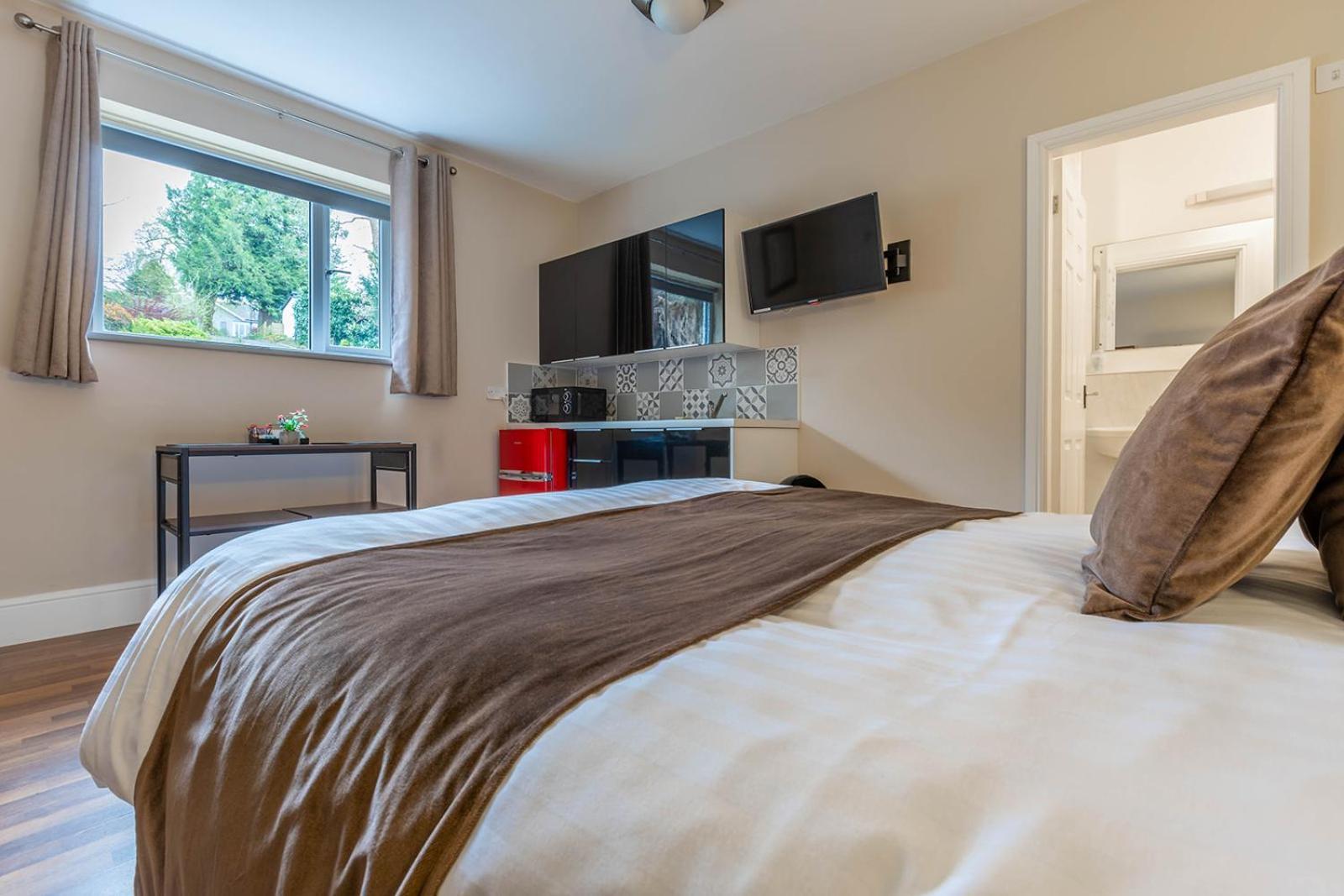 Windermere Studio Rooms - With Free Car Parking Onsite Екстер'єр фото