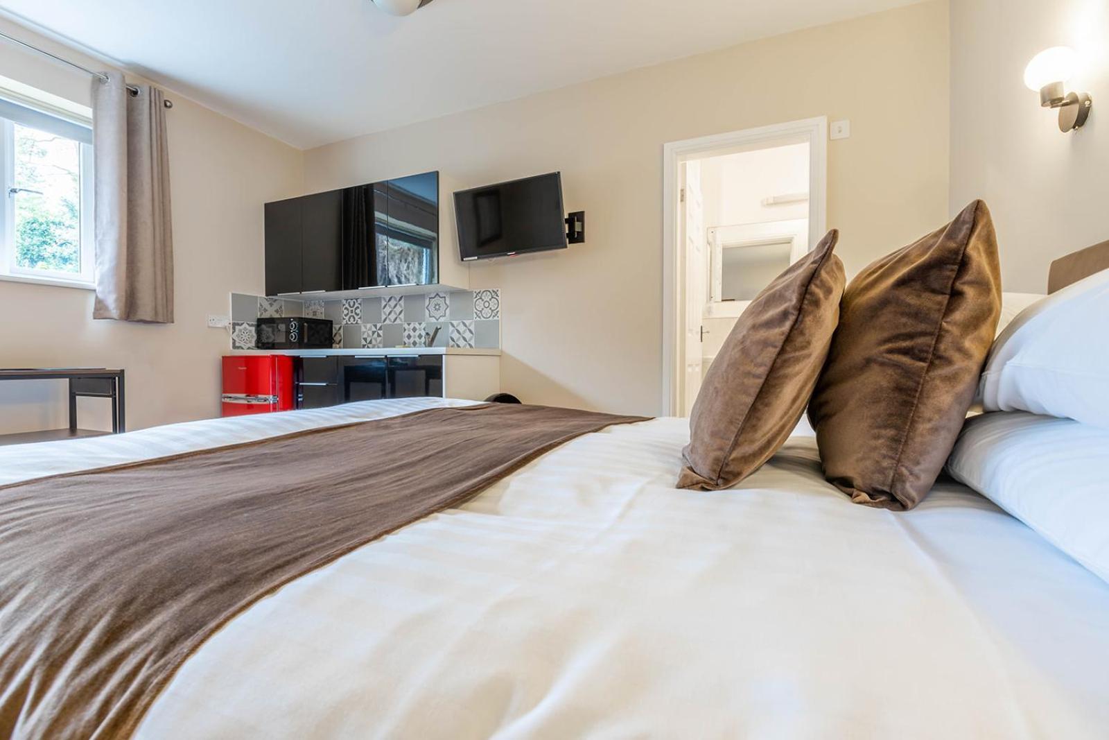 Windermere Studio Rooms - With Free Car Parking Onsite Екстер'єр фото