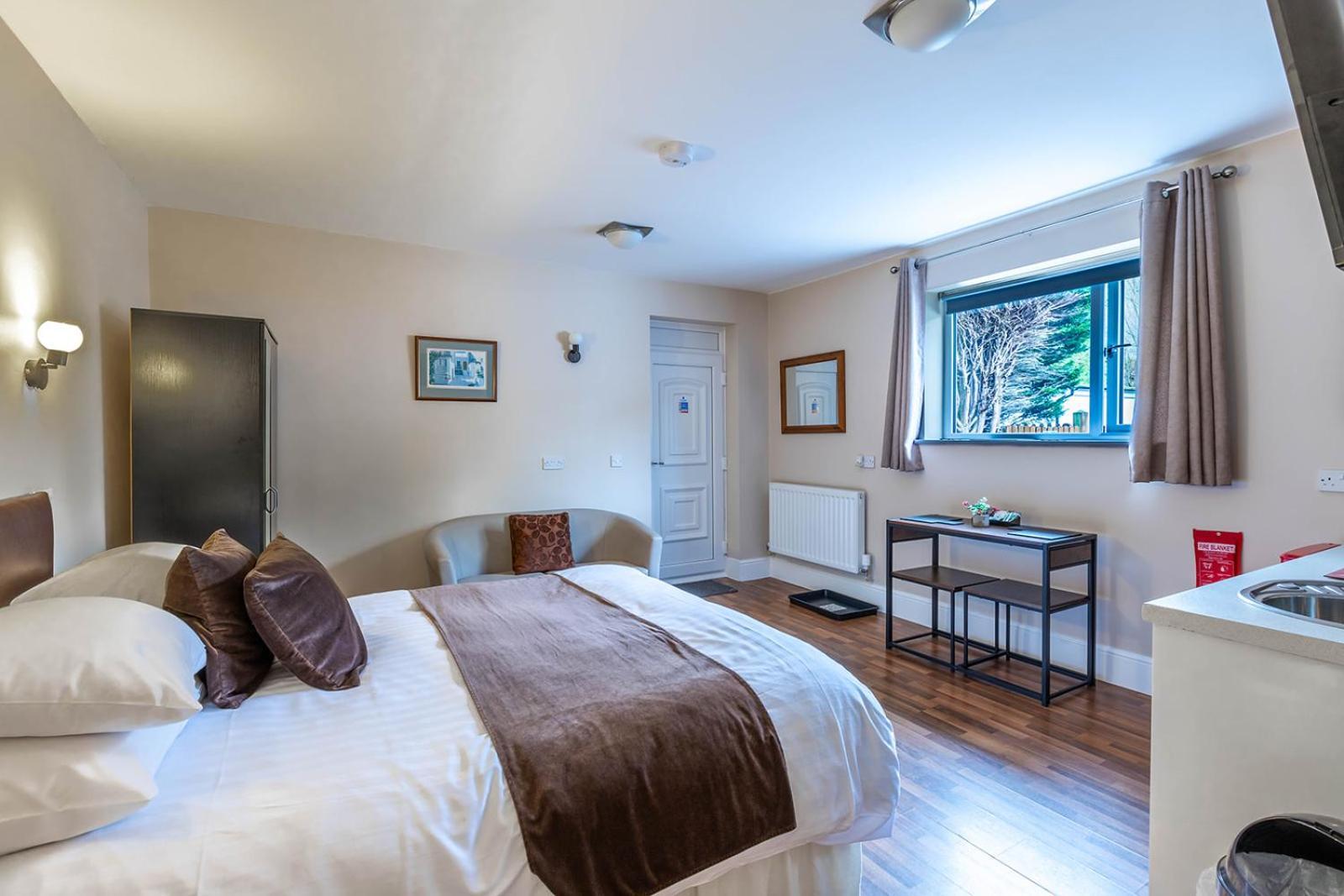 Windermere Studio Rooms - With Free Car Parking Onsite Екстер'єр фото