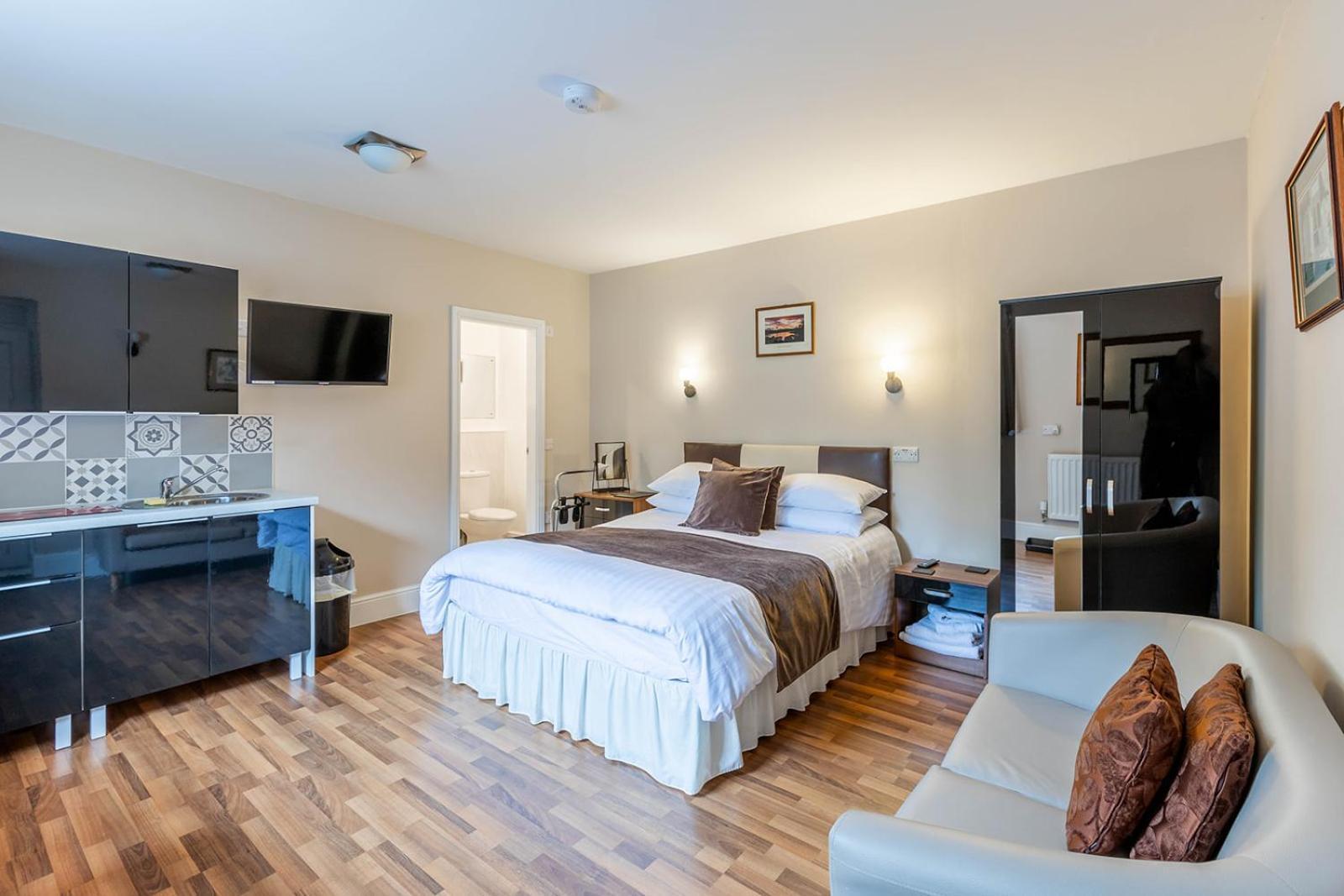 Windermere Studio Rooms - With Free Car Parking Onsite Екстер'єр фото
