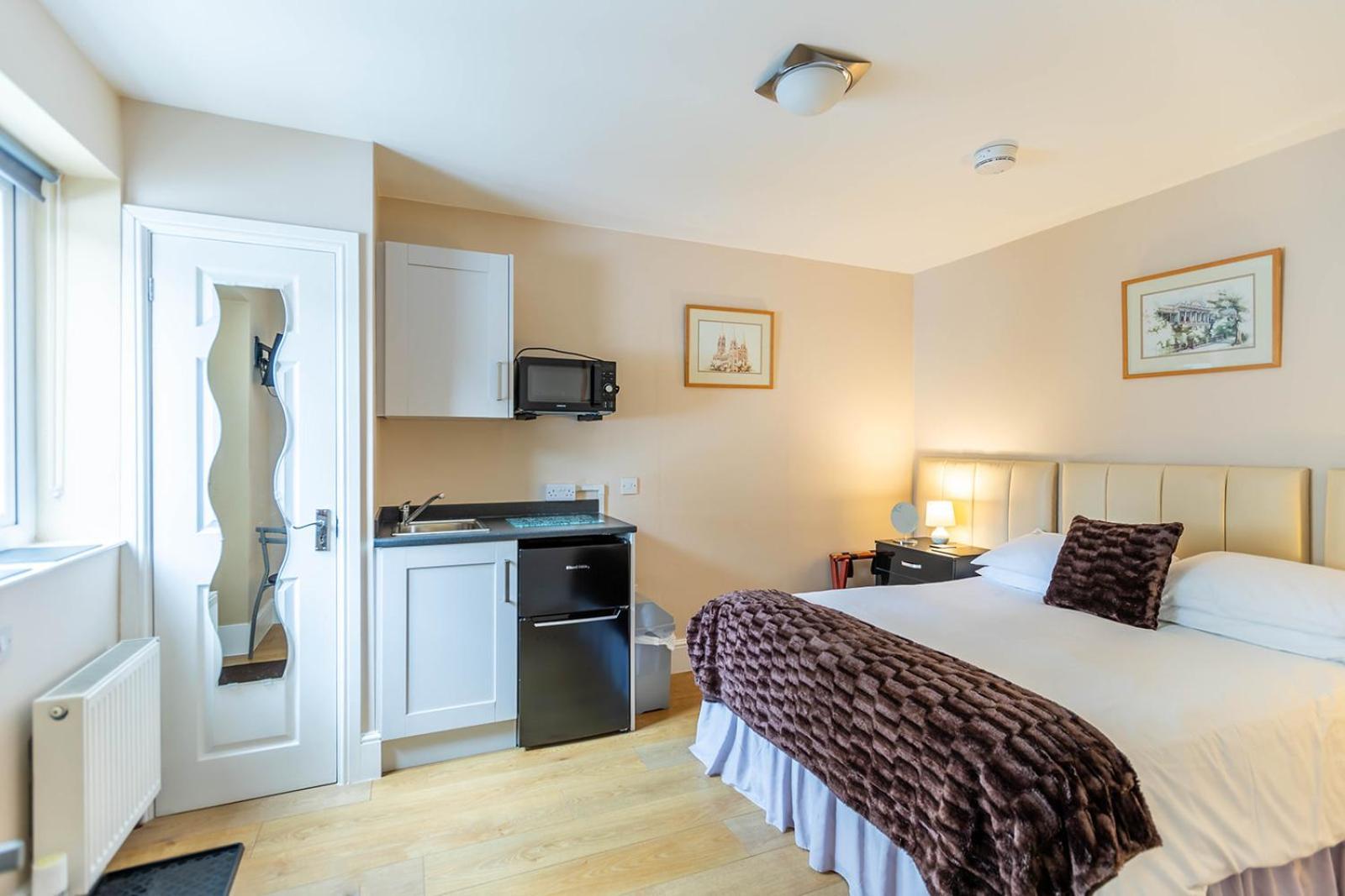 Windermere Studio Rooms - With Free Car Parking Onsite Екстер'єр фото