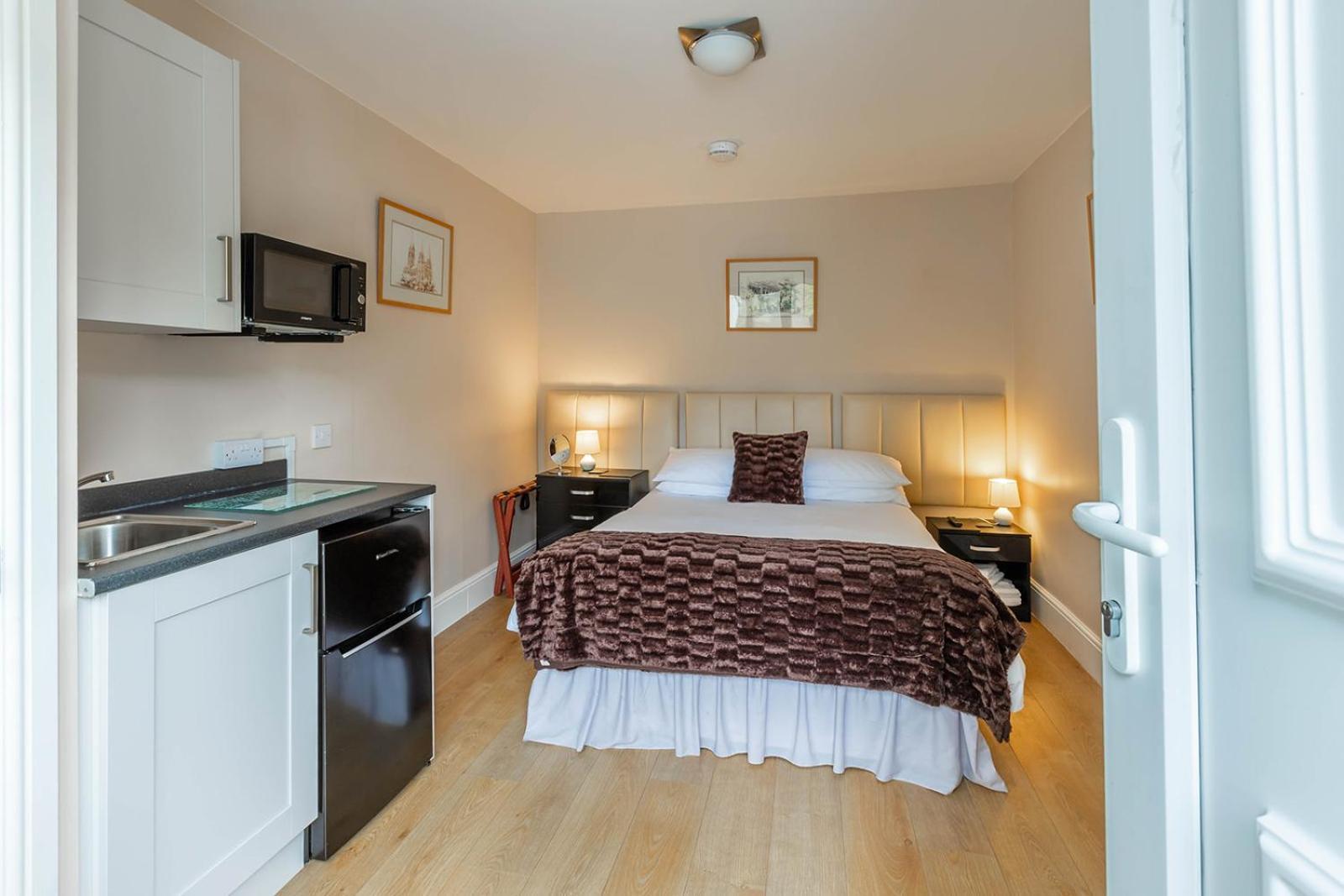 Windermere Studio Rooms - With Free Car Parking Onsite Екстер'єр фото