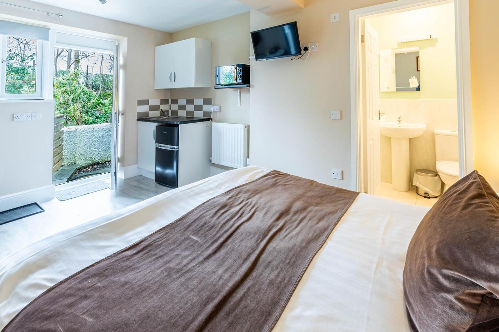 Windermere Studio Rooms - With Free Car Parking Onsite Екстер'єр фото